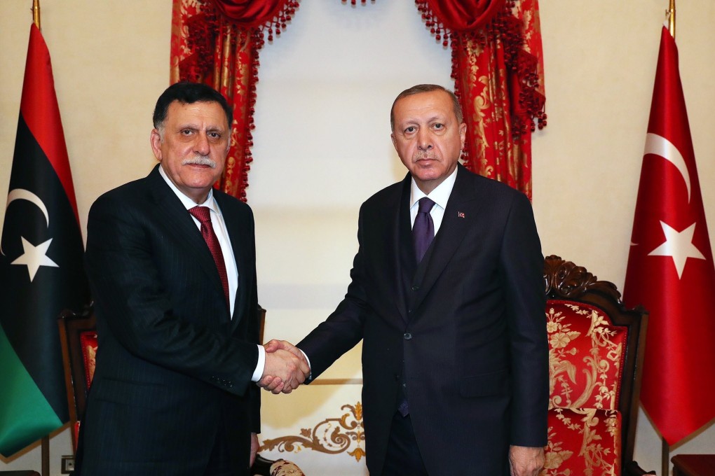 Turkish President Recep Tayyip Erdogan (R) shakes hands with head of Libya's UN-backed government, Fayez al-Sarraj. Photo: Turkish Presidential Press Office via dpa