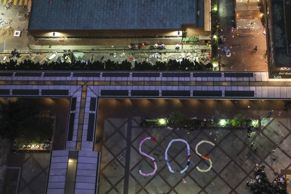 Students trapped inside Polytechnic University ask for help. Photo: Sam Tsang