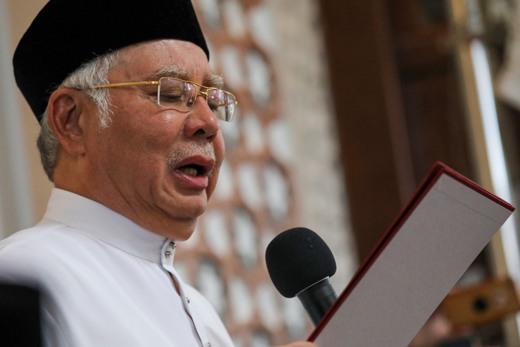 Former Malaysian prime minister Najib Razak takes an Islamic oath at a mosque in Kuala Lumpur to protest his innocence after allegations that he had ordered the murder of Mongolian model and translator Altantuya Shaariibuu. Photo: Reuters