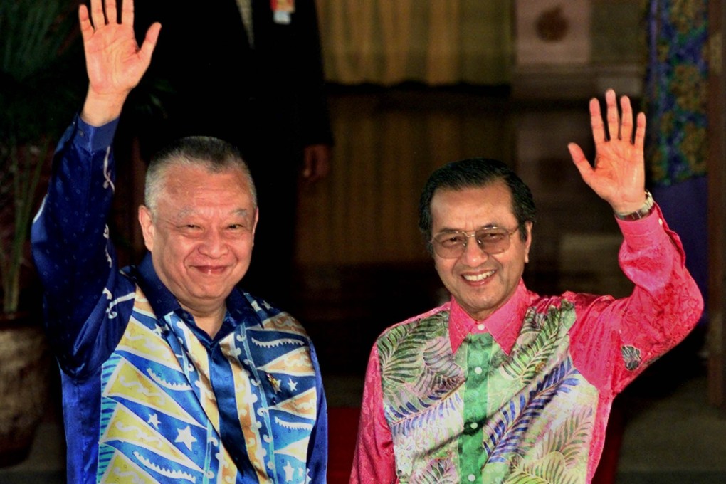 Malaysian Prime Minister Mahathir Mohamad (right) and Hong Kong’s then chief executive Tung Chee-hwa wave on arrival at the Apec leaders’ retreat at Cyberjaya, south of Kuala Lumpur, on November 17, 1998. Mahathir is set to host another Apec summit in 2020. Photo: AP