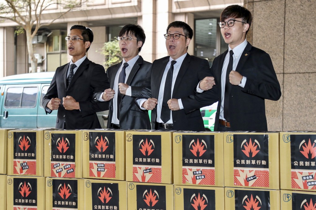 Organisers of a movement seeking to recall Taiwanese presidential candidate Han Kuo-yu as Kaohsiung mayor submit signatures to start the process on Thursday. Photo: CNA