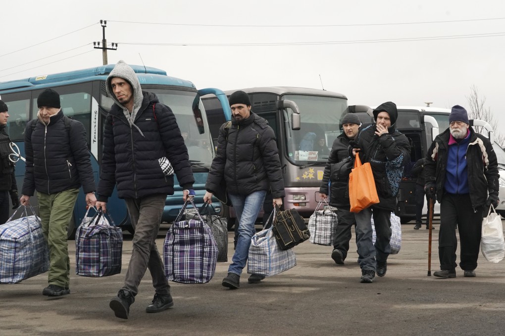 Russia-backed separatists leave buses with their bags after being released in a prisoner exchange with Ukraine, in Odradivka, eastern Ukraine, as part of an agreement brokered earlier this month at a summit of the leaders of Ukraine, Russia, Germany and France. Photo: AP