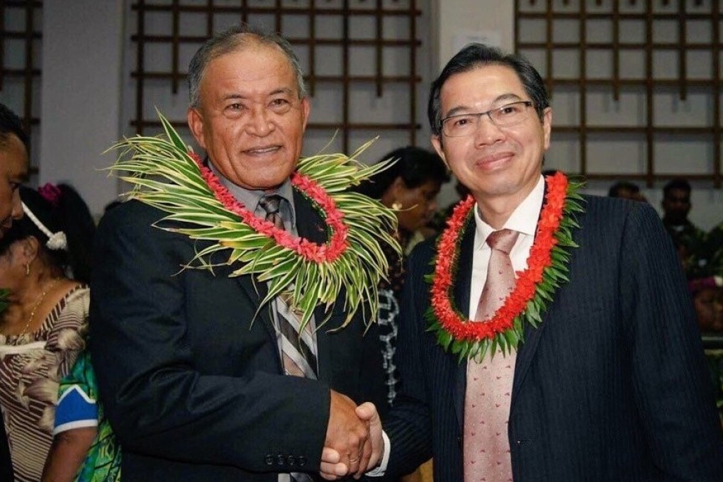 The Marshall Islands’ new president David Kabua (left) is congratulated by Jeffrey Shengzhong Hsiao, Taiwan’s ambassador to the Marshall Islands, on Monday. Photo: Twitter