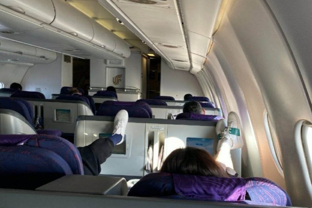 Mei Ting (right) has apologised after this photo of her on an Air China flight prompted criticism online. Photo: Weibo