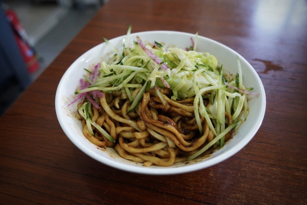 Five places for the best street food in Beijing. Zhajiangmian (noodles with soybean paste) at Fangzhuanchang Hutong. Photo: Tom Wang