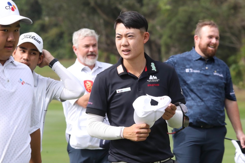 Thai star Atiwit Janewattananond (right) talks to playing partner and South Korean teenage sensation Kim Joo-hyung on their first day of the Hong Kong Open. Photo: K.Y. Cheng
