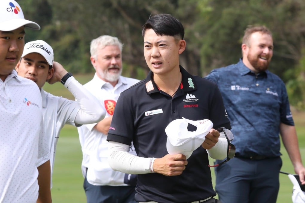Thai star Atiwit Janewattananond (right) talks to playing partner and South Korean teenage sensation Kim Joo-hyung on their first day of the Hong Kong Open. Photo: K.Y. Cheng