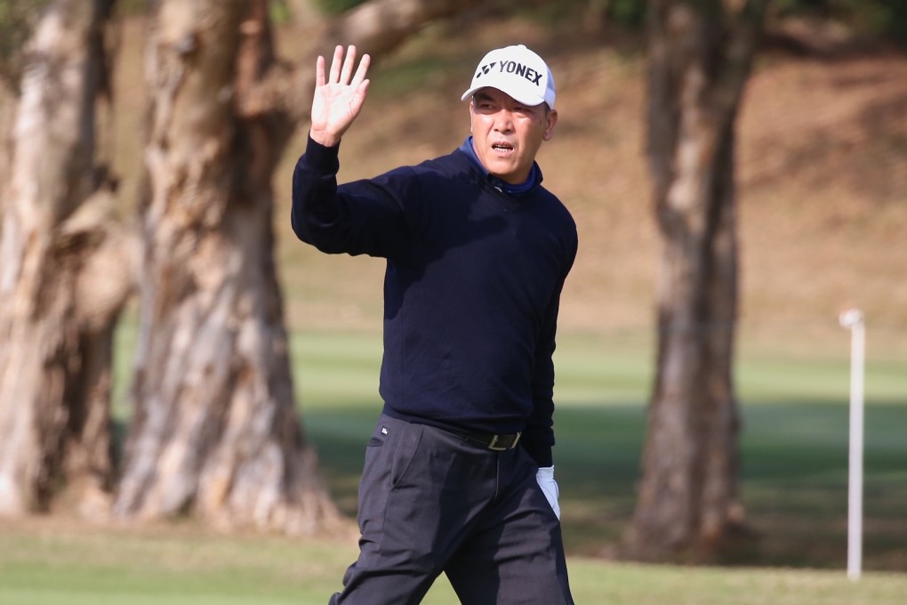 Zhang Lianwei waves to the fans during the fourth round of the Hong Kong Open. Photo: Dickson Lee