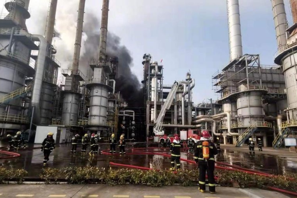 Hundreds of firefighters and 40 trucks tackled the blaze in Guangdong. Photo: Weibo