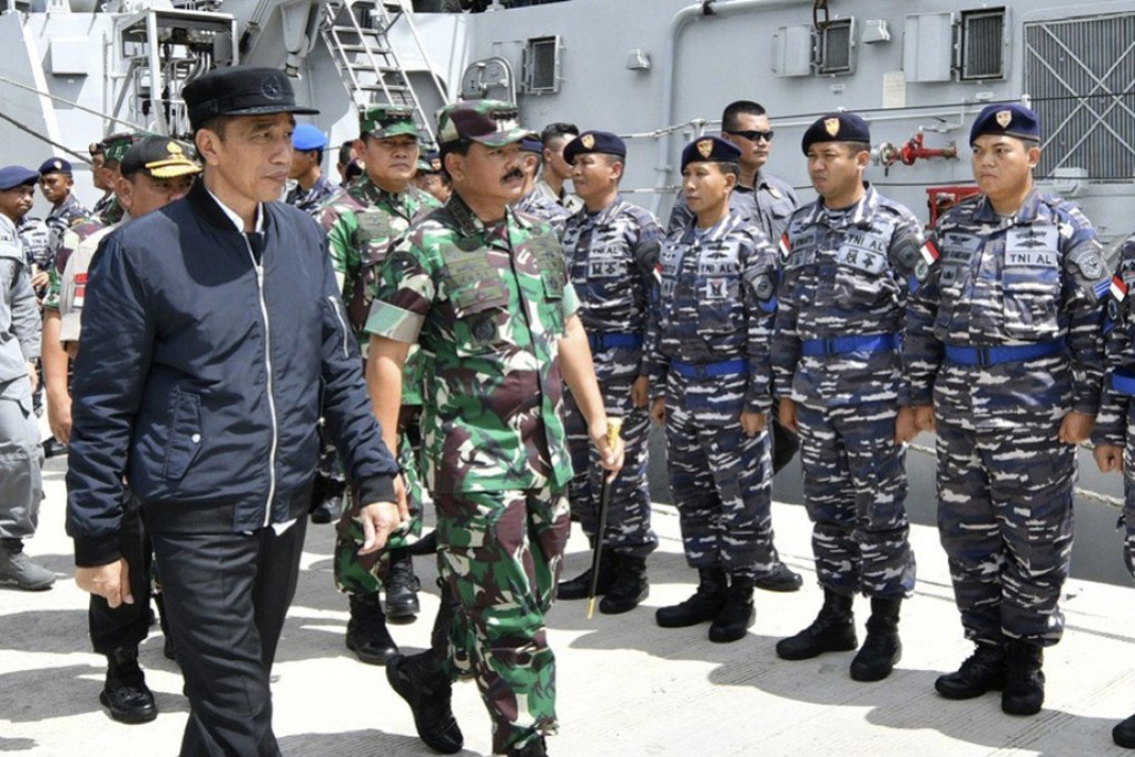 Indonesian President Joko Widodo, left, inspects troops during a visit to the Natuna Islands on January 8, 2020. Photo: Handout via AP