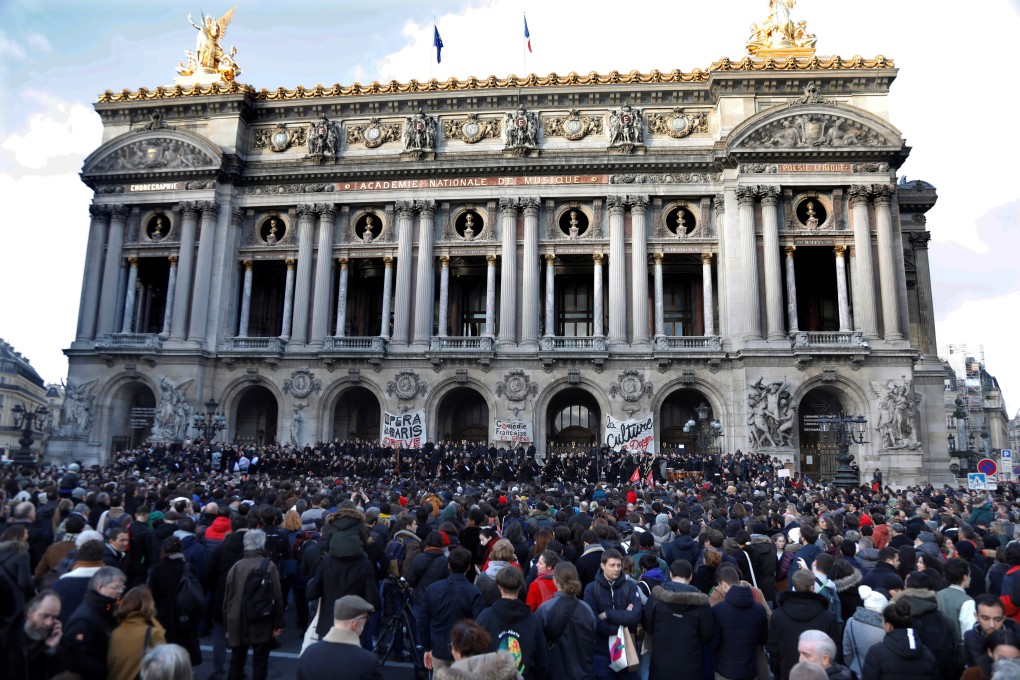 Musicians of the Paris Opera's orchestra play an improvised open-air concert to protest the government's proposed pension reform. Photo: Reuters