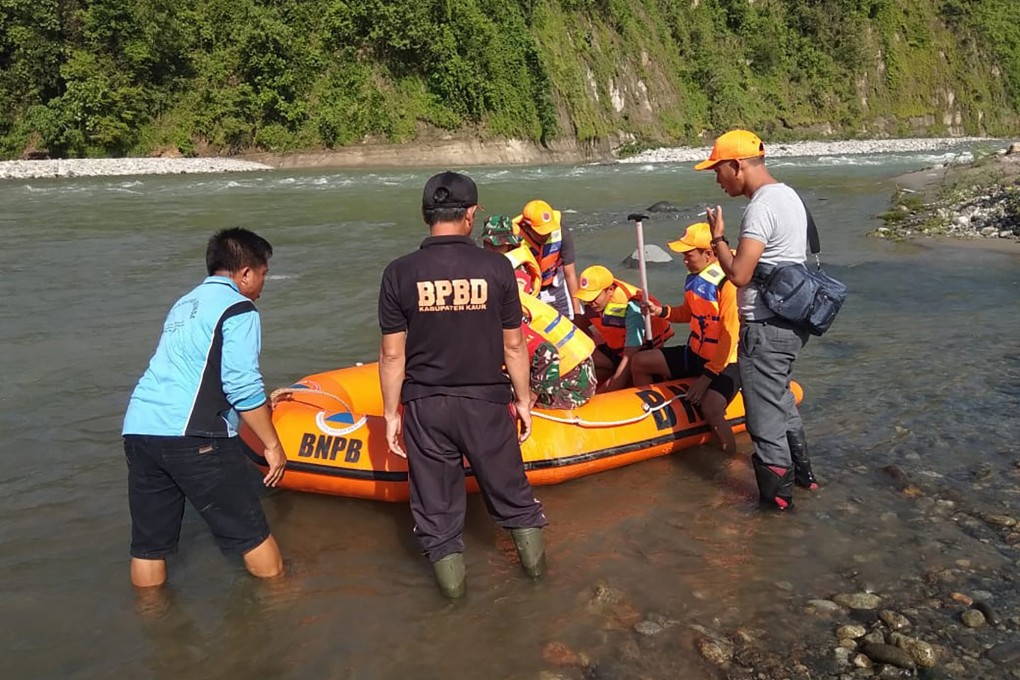 A rescue team prepares to search for injured survivors after the collapse of a bridge in Bengkulu province. Photo: AP