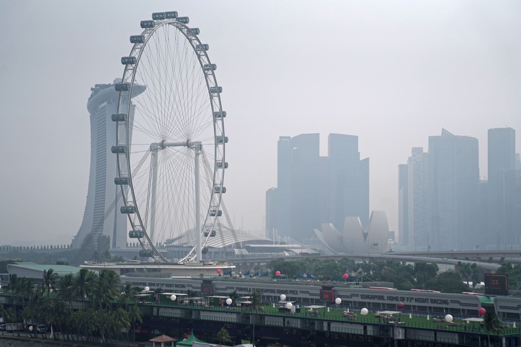 Haze shrouds the Singapore Flyer Ferris wheel. Photo: Bloomberg