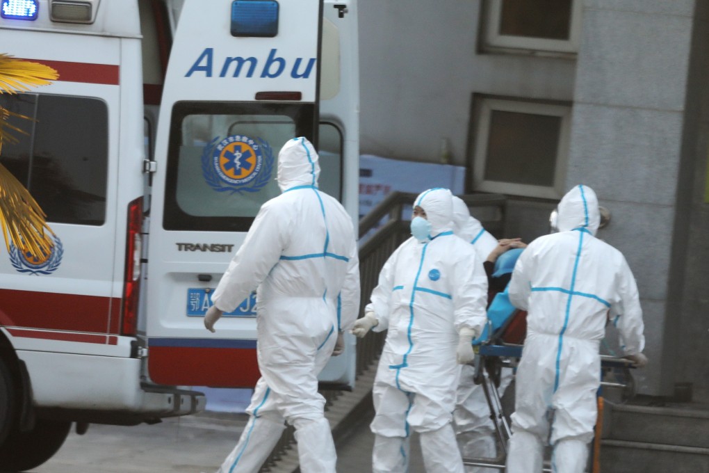 Medical staff transfer patients to a hospital in Wuhan, Hubei province, for treatment for a new form of coronavirus. Photo: EPA-EFE