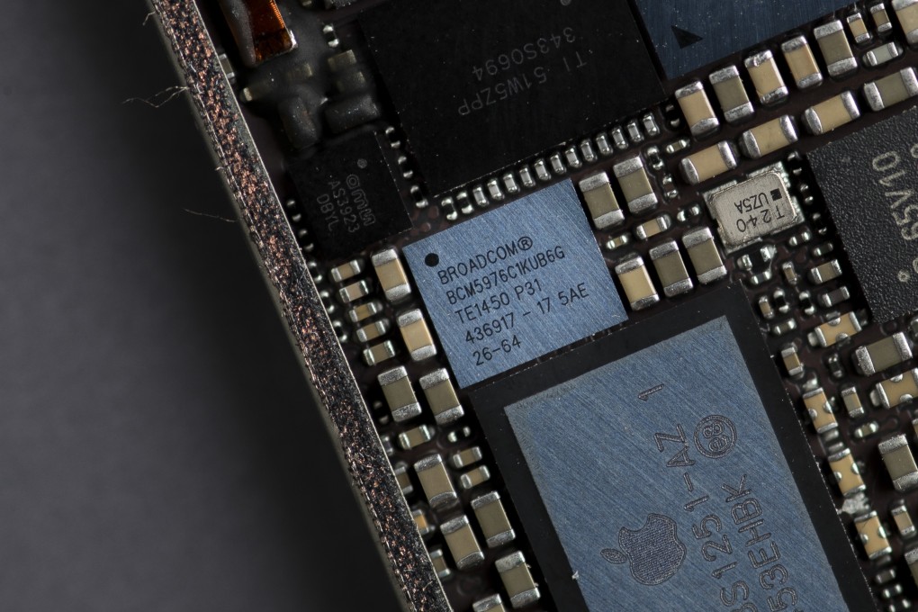 A Broadcom touch screen digitiser integrated circuit (IC) chip, center, of an Apple iPhone 6 smartphone. Photo: Bloomberg