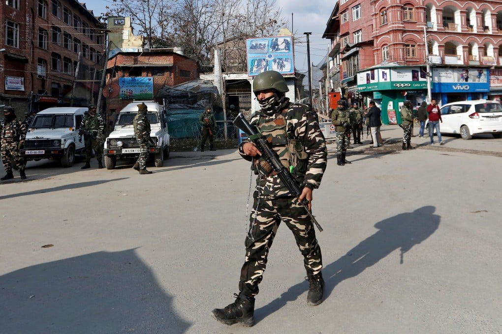 An Indian security officer patrols a street in Srinagar, Kashmir, on January 10, 2020. Photo: Reuters