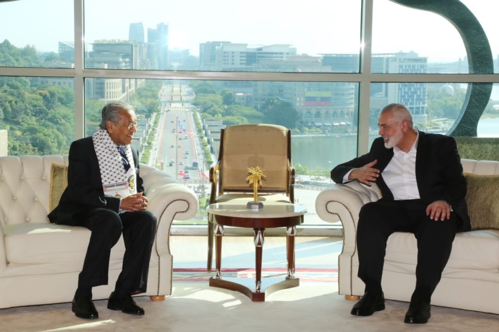 Malaysian Prime Minister Mahathir Mohamad (left) meets Hamas chief Ismail Haniyeh at Putrajaya. Photo: Prime Minister's Office of Malaysia