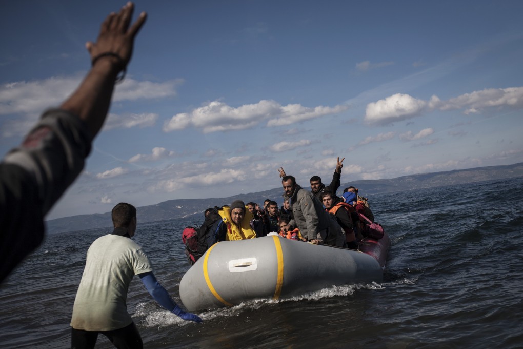 An overcrowded dinghy full of migrants arrives on a Greek island in 2015. Photo: DPA