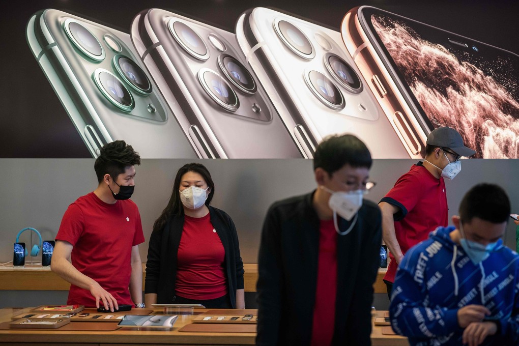 Apple staff and customers wear protective face masks in an Apple store in Beijing on Thursday. Photo; AFP