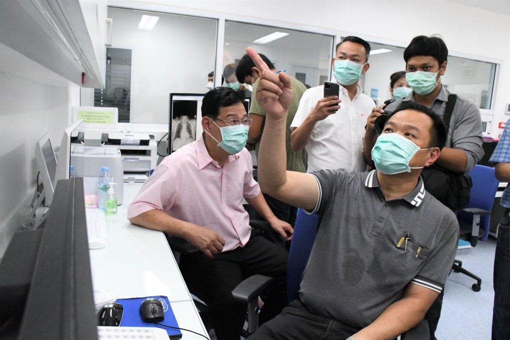 Thai Health Minister Anutin Charnvirakul, right, views closed circuit video images of coronavirus patients at Bamrasnaradura Infectious Disease Institute in Nonthaburi outside Bangkok. Photo: AFP