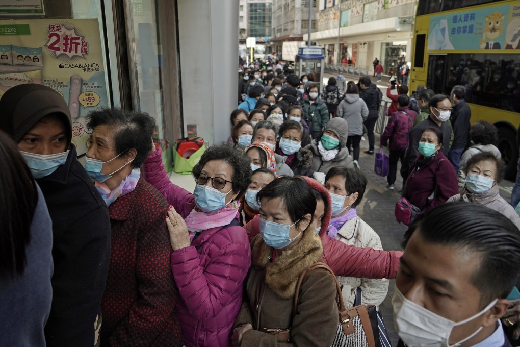 People queue up to buy face masks at a cosmetics shop in Hong Kong on Jan. 30, 2020. Photo: Associated Press