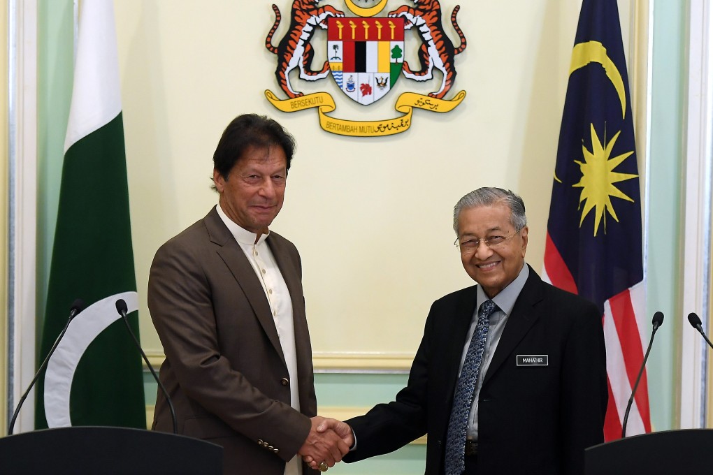 Malaysian Prime Minister Mahathir Mohamad (right) shakes hands with his Pakistani counterpart Imran Khan during their meeting in Kuala Lumpur. Photo: DPA