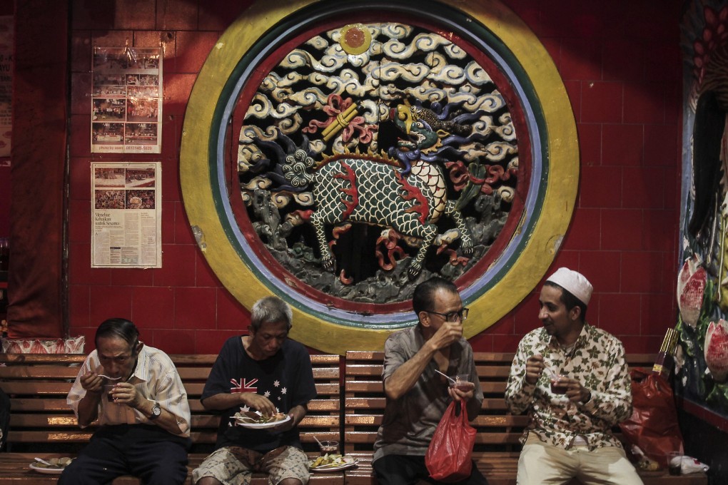 A number of Muslims break their fast at Dharma Bakti Temple in Jakarta. Ethnic Chinese people who convert to Islam in Indonesia often feel like they have to hide their religion from their families. Photo: Anadolu Agency