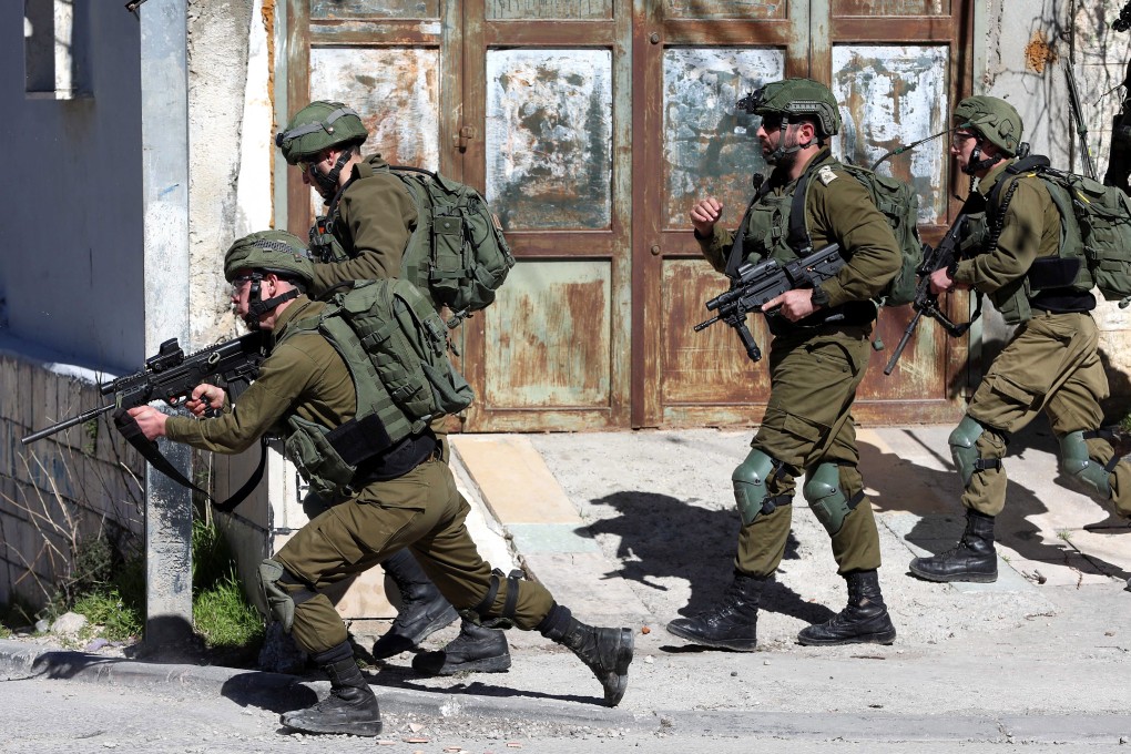Israeli soldiers take position during clashes with Palestinians following a raid in the West Bank city of Beit Jala. Photo: EPA-EFE