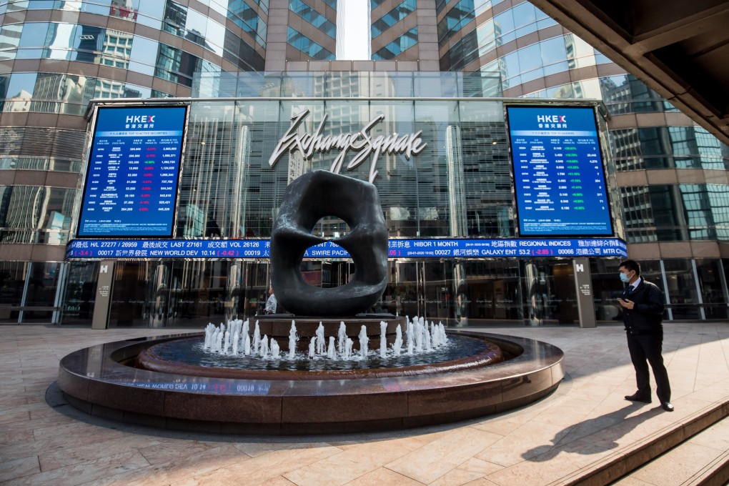 A man wearing a protective mask stands next to a fountain in front of the Exchange Square complex in Hong Kong on January 29, 2020. Photo: Bloomberg