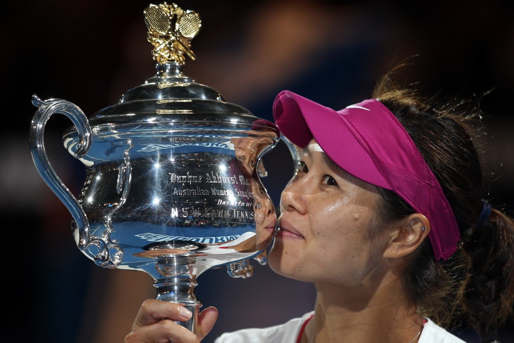Li Na kisses the championship trophy after winning the 2014 Australian Open, her second grand slam title. Photo: AP