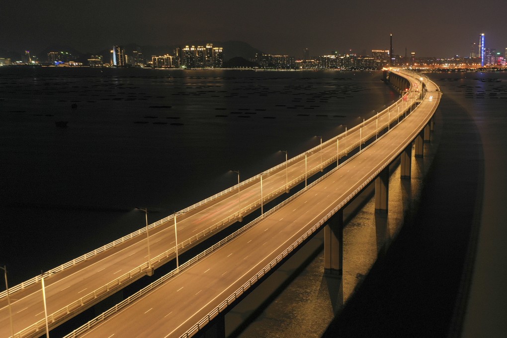 The roads were clear on the Shenzhen Bay Bridge, one of the few border crossings with the mainland still open, on the day the new quarantine system kicked in. Photo: Felix Wong