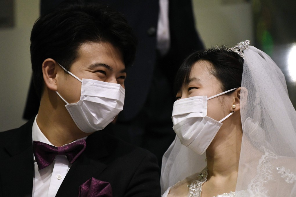 A couple wearing protective face masks attend a mass wedding ceremony in Gapyeong on February 7, 2020. Photo: AFP