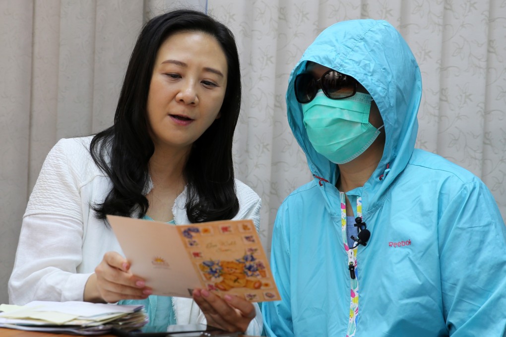 Lawmaker Elizabeth Quat with the wife of Lee. Photo: Xinhua