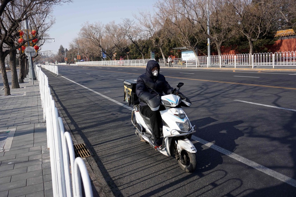 A food delivery man, wearing a face mask, in Beijing on January 31, 2020. Photo: Agence France-Presse