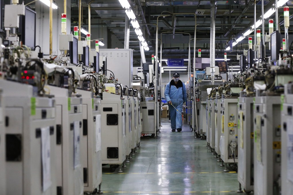 Workers resume work at an electronic components factory after an extended Lunar New Year holiday in Sihong county of Jiangsu province on 10 February 2020. Photo: EPA-EFE