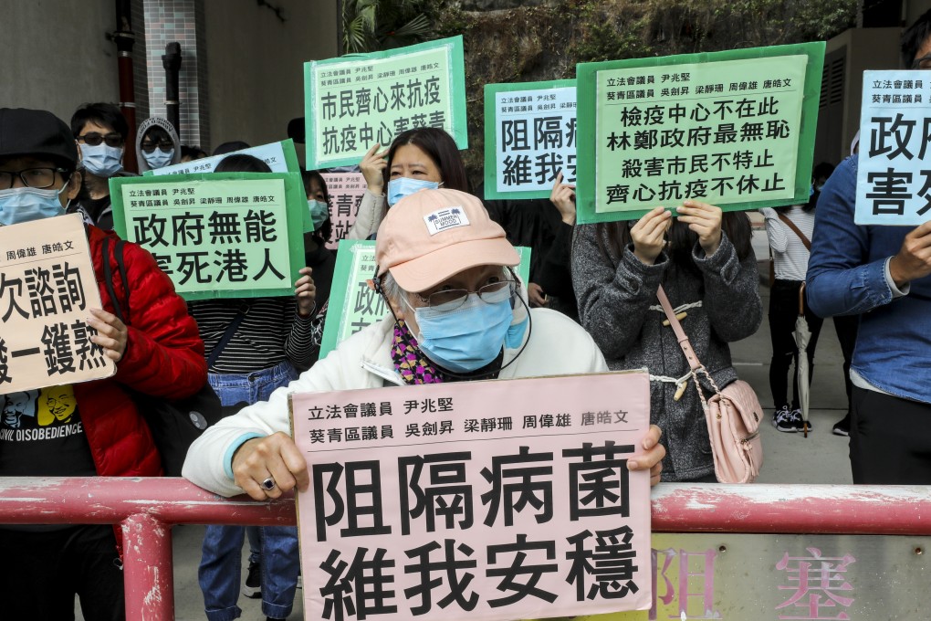 Protestors in Kwai Chung hold up signs. Photo: Dickson Lee