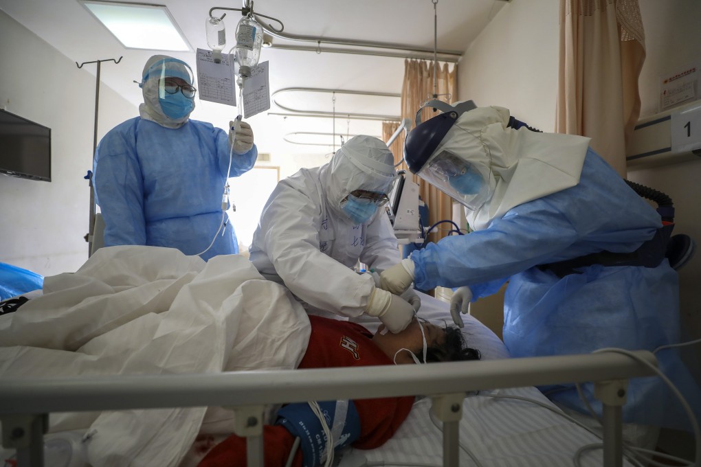 Medical workers provide treatment to a coronavirus patient at a hospital in Wuhan in central China's Hubei province. Photo: AP