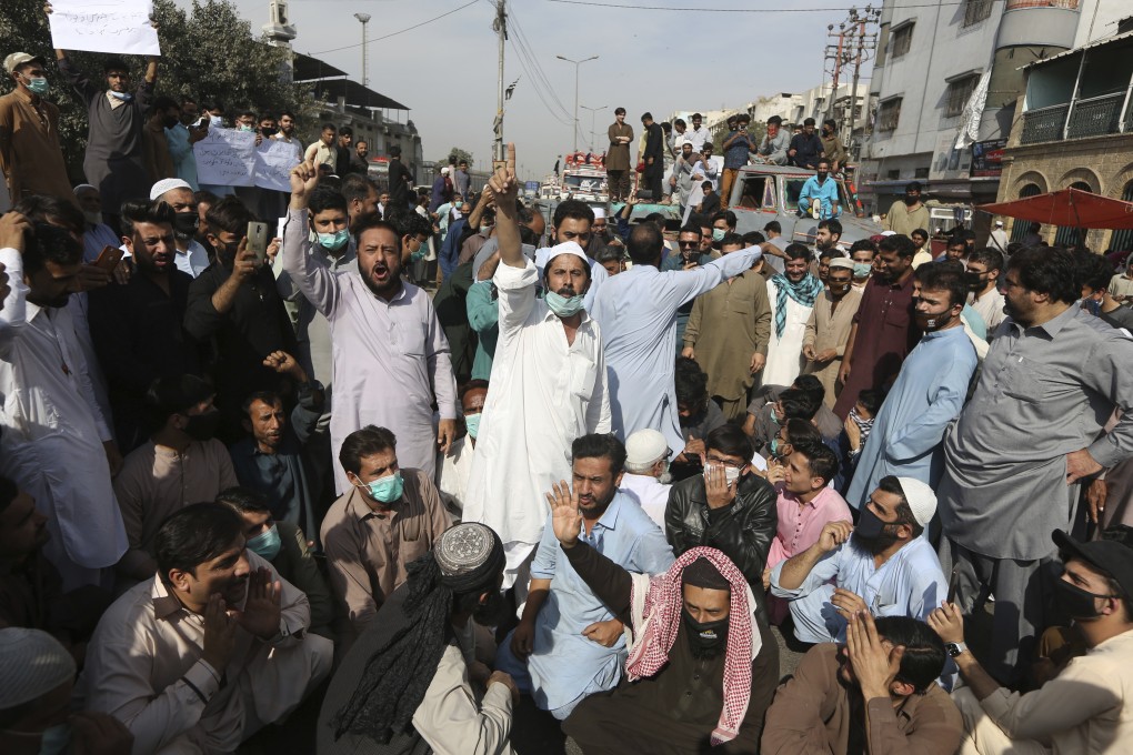 Residents of areas affected by a toxic gas leak demonstrate against the government in Karachi, Pakistan. Photo: AP