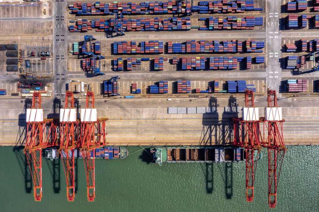 Beijing has ordered local authorities not to hold up animal feed passing between regions at the temporary checkpoints that have sprang up to counter the virus’ rise, but the lack of logistics still means that the options to transport feed often does not currently exist. Photo: EPA
