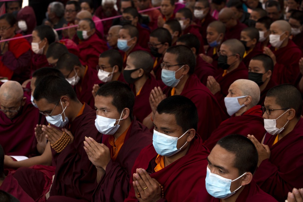 Buddhist monks wear protective masks at a mass prayer meeting for victims of the coronavirus in Kathmandu, Nepal. Photo: EPA-EFE