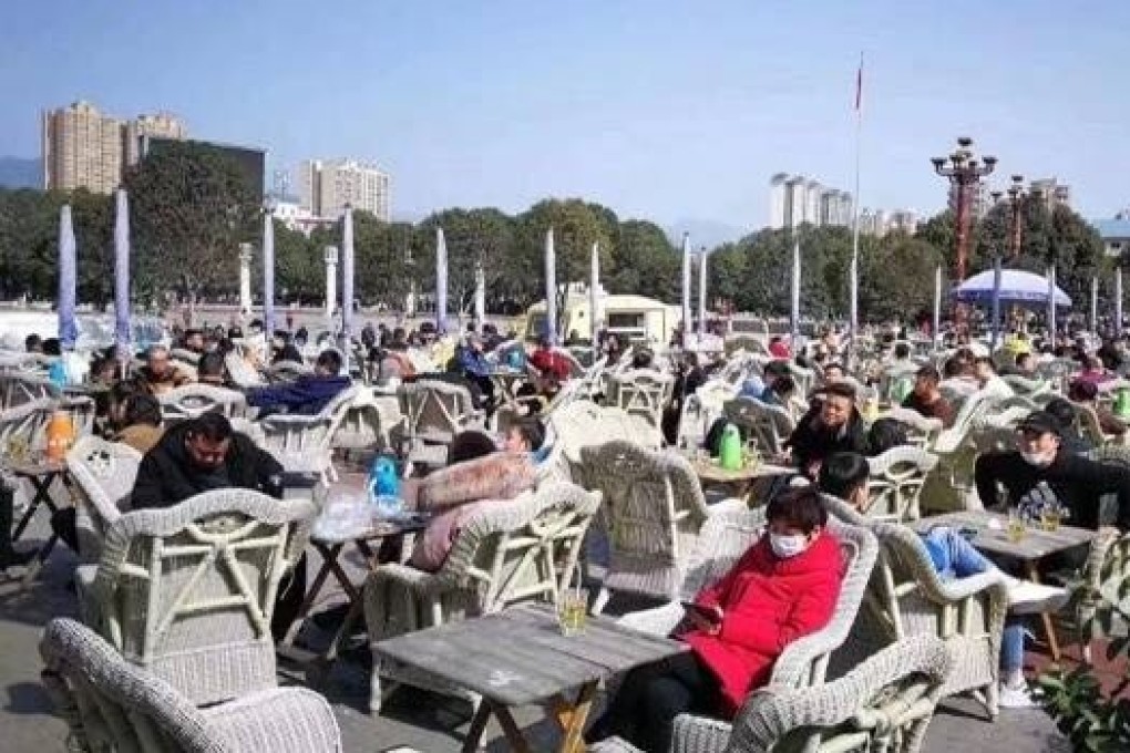 Resident of Guangyuan flock to Lizhou Square on Friday as tea vendors reopened for business. Photo: Weibo