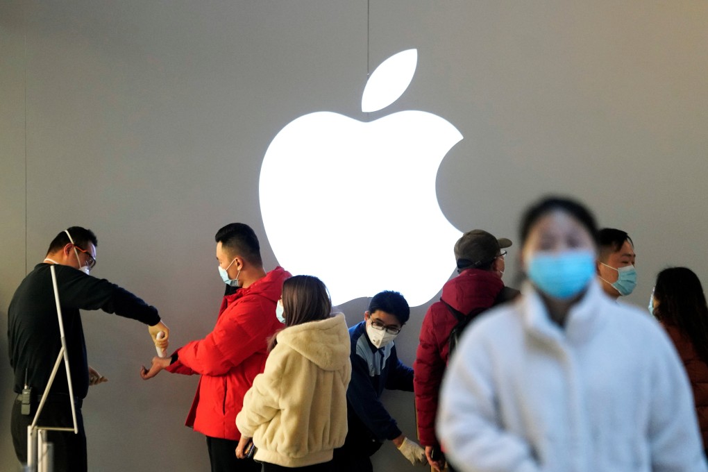 People wearing protective masks wait for checking their temperature in an Apple Store, in Shanghai, China, as the country is hit by an outbreak of the novel coronavirus, February 21, 2020. Photo: Reuters