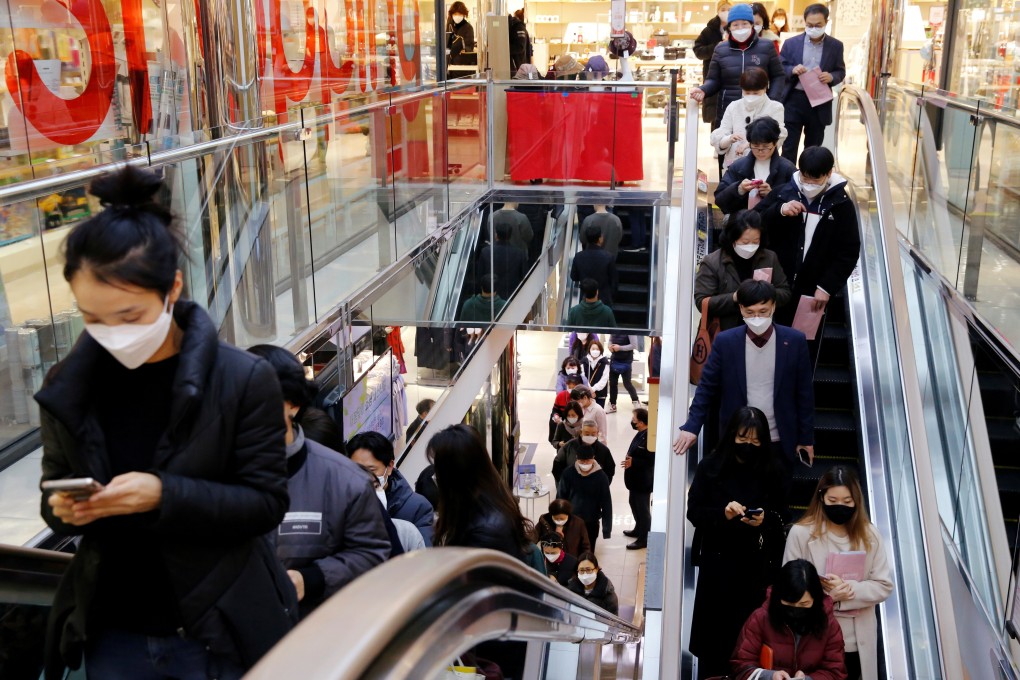 People wearing masks to try to prevent contracting the coronavirus take the elevator to buy masks at a department store in Seoul on February 27, 2020. Photo: Reuters