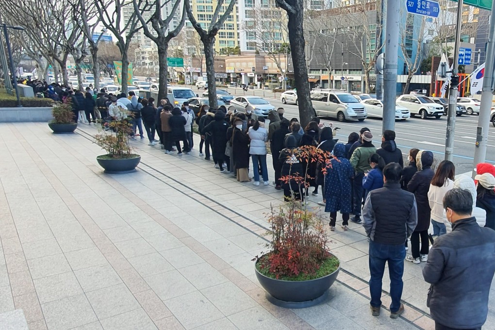 People line up to buy face masks at a post office in Daegu. Photo: EPA-EFE