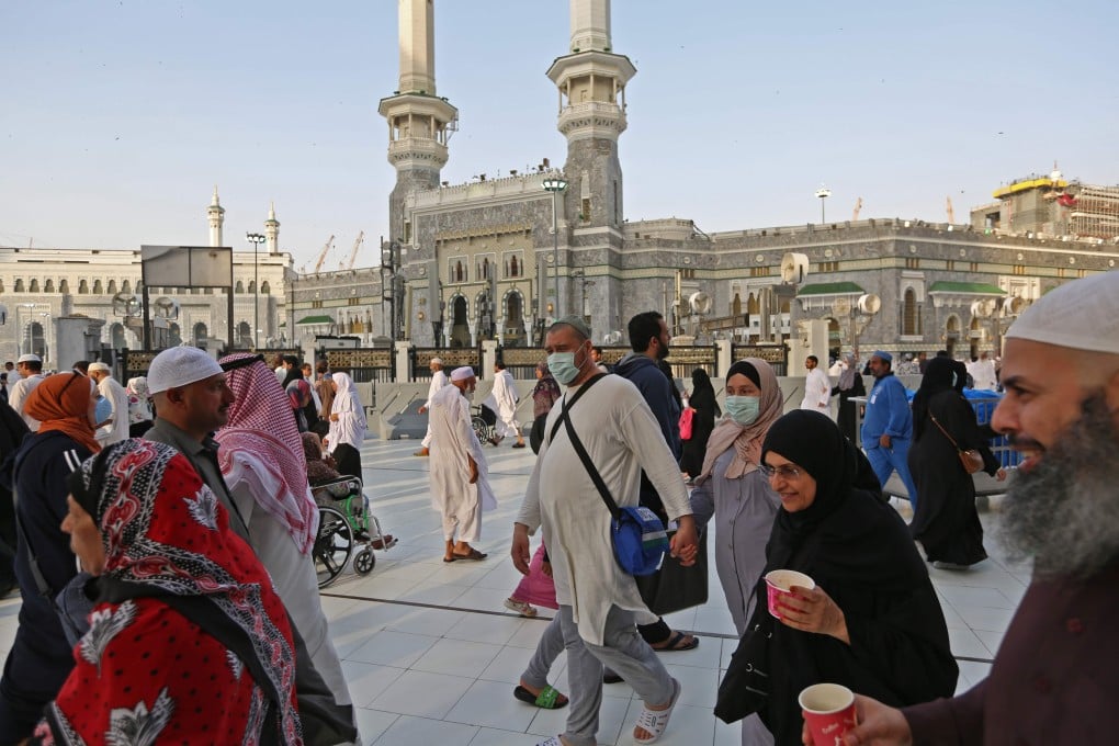 Pilgrims seen in masks at the Grand Mosque in Saudi Arabia’s holy city of Mecca on February 28, 2020. Photo: AFP