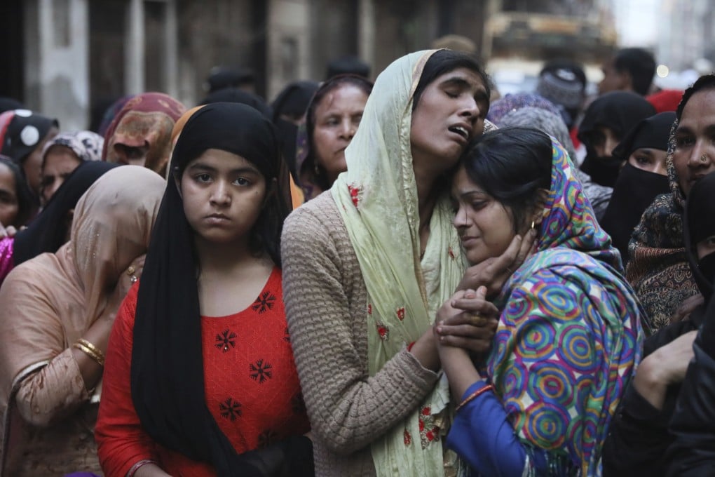 Relatives and neighbours grieve over the loss of loved ones in New Delhi on February 27, 2020. Photo: AP