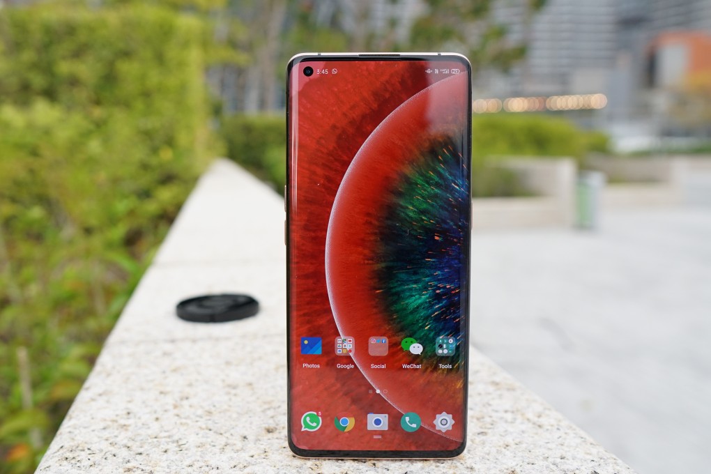 The Oppo Find X2 Pro has a 6.7-inch OLED screen that refreshes at 120Hz – twice as fast as an iPhone’s 60Hz screen. This makes animations look extra smooth and fluid. Photo: Ben Sin