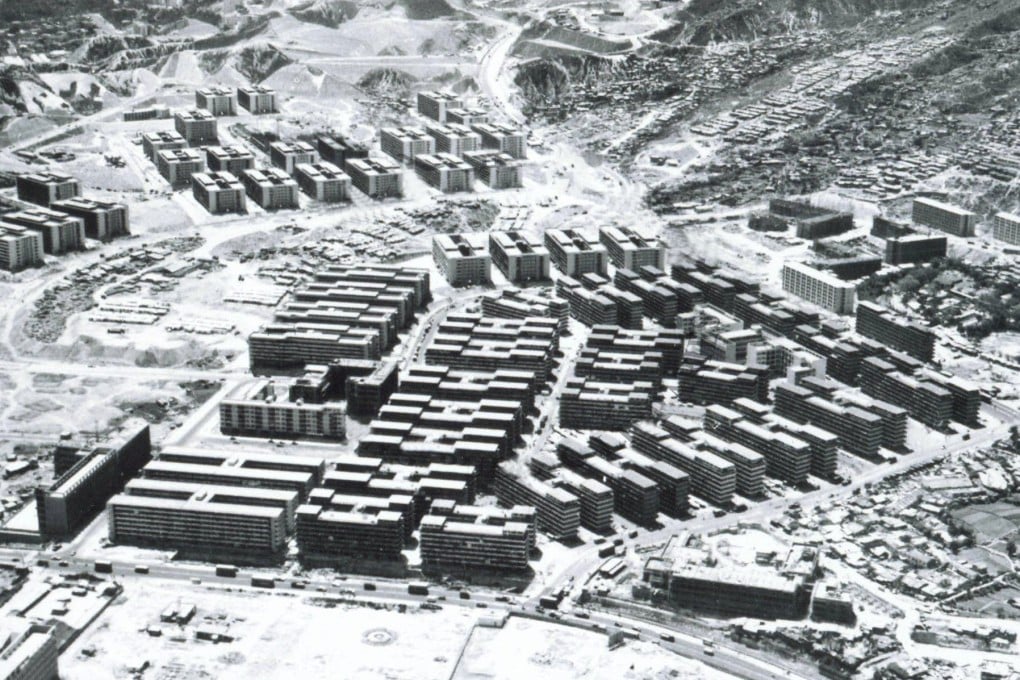 The H-shaped blocks of Wong Tai Sin Resettlement Estate (middle) are clearly seen in this undated aerial image. The road in the foreground is Choi Hung Road, while the Lo Fu Ngam (Lok Fu) Resettlement Estate (rear, left) and the Wang Tau Hom Resettlement Estate (rear, middle) can also be seen.