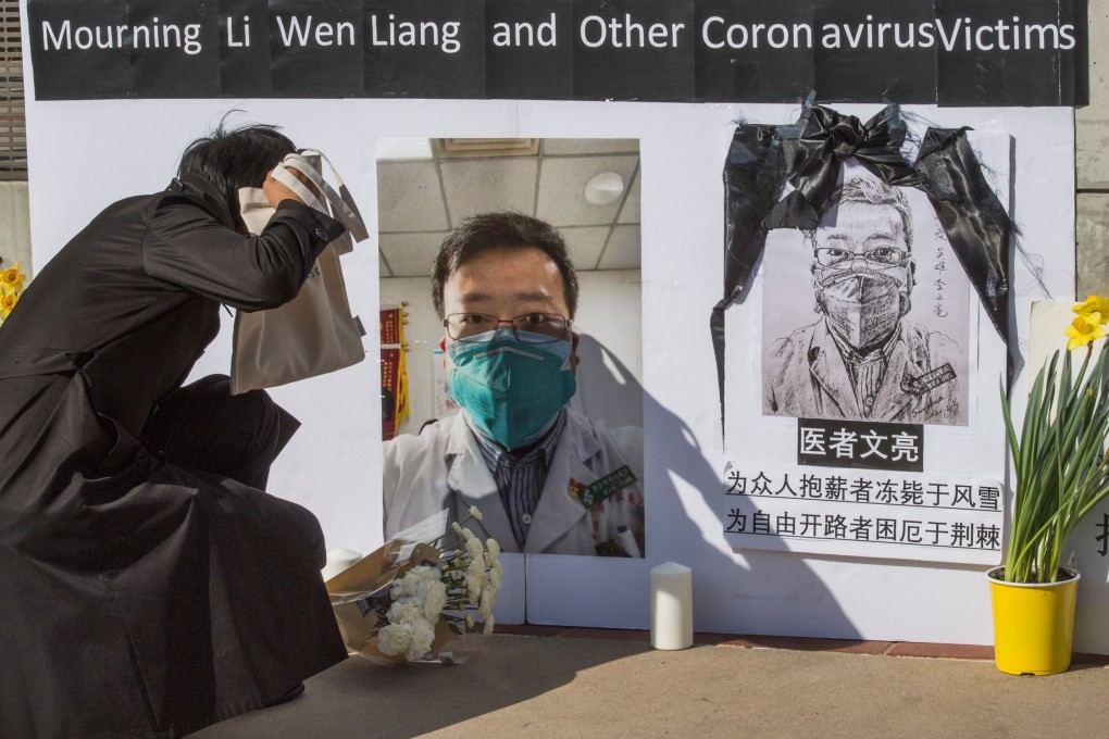 Chinese students and others pay their respects to Dr Li Wenliang, the late coronavirus whistle-blower from Wuhan, outside UCLA’s campus in Westwood, California, on February 15. Photo: AFP