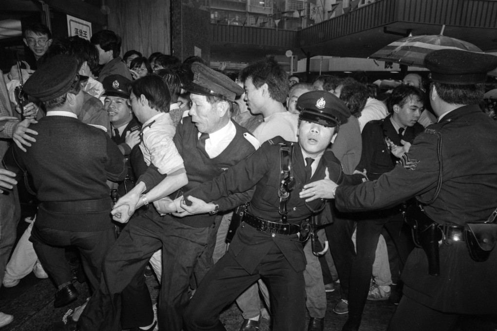 Customers try to enter Da Da Department Store inMong Kok during a clearance sale in March 1986. Photo: SCMP
